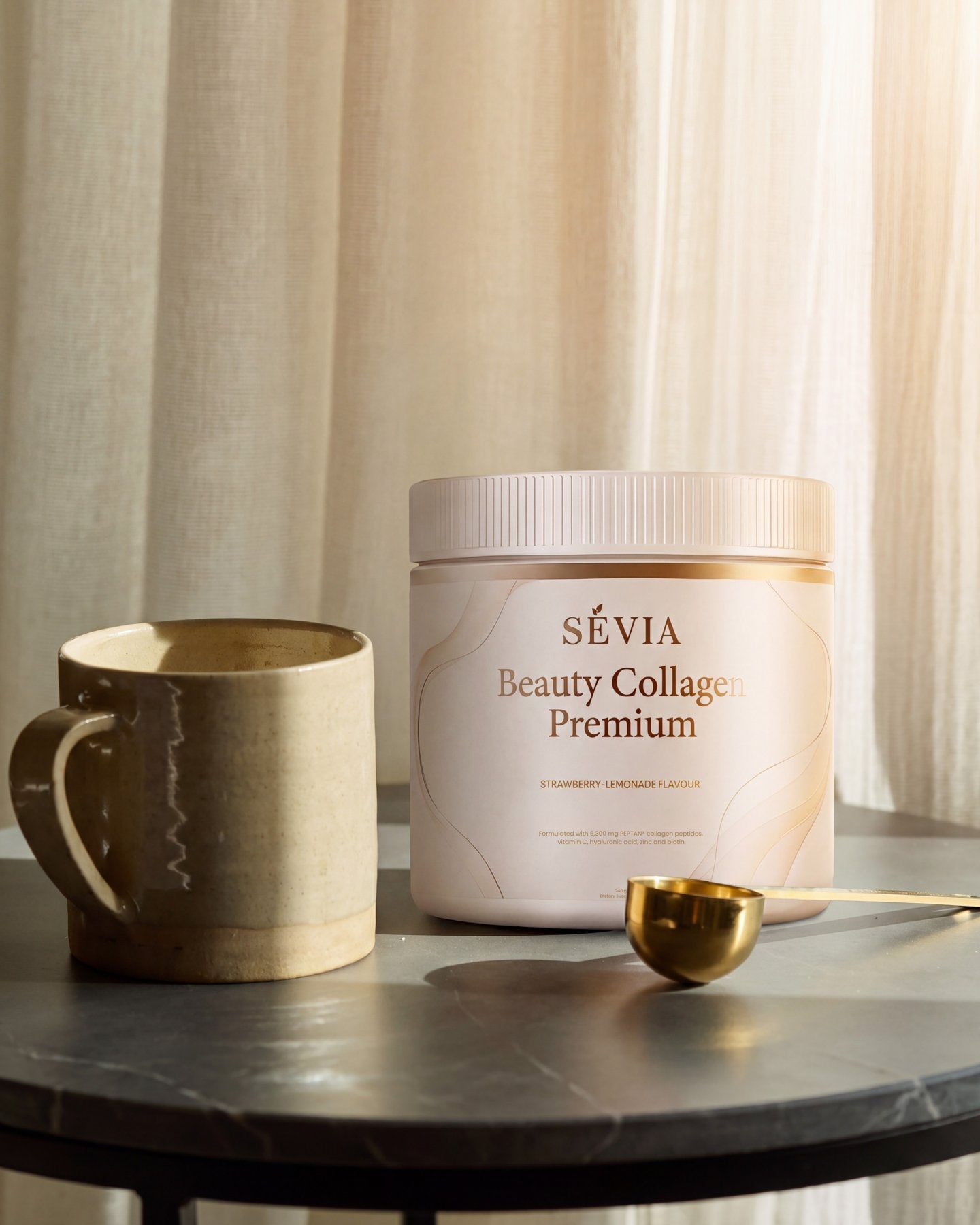 SÉVIA Beauty Collagen Premium tégely, bögre és arany adagolókanál reggeli fényben